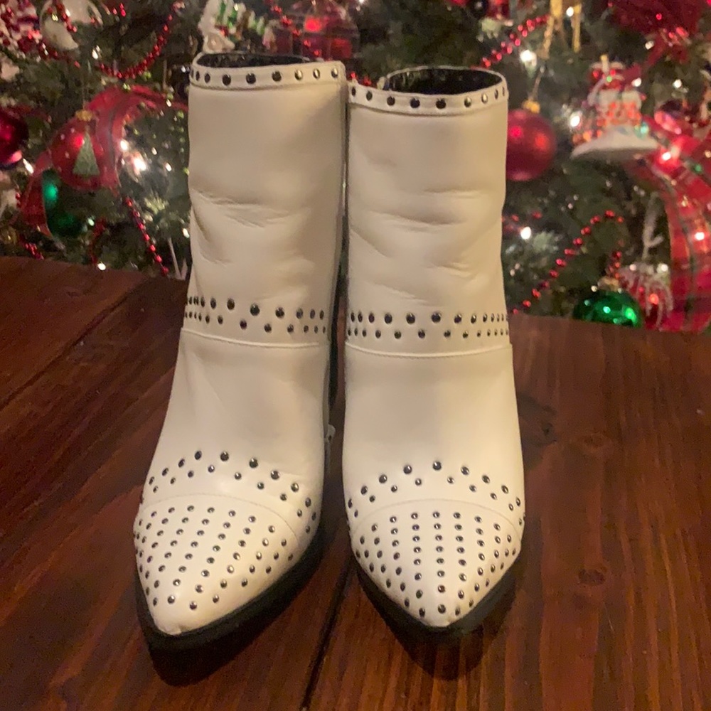 White leather studded size 8.5 Steve Madden Ankle Booties